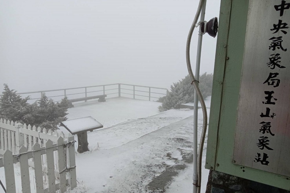 玉山28日早上7時05分也開始降雪，持續1小時，到早上8時25分，積雪0.5公分。（中央氣象局提供）