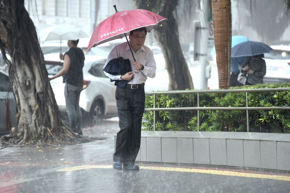 中央氣象局28日發布豪雨特報，台灣北部地區及恆春半島，有局部較大雨勢發生的機率。（張哲偉攝）
