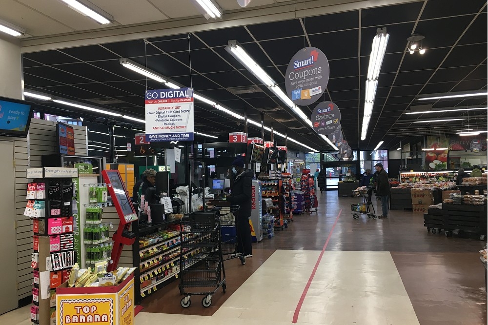 紐約仍照常營業的超市，都在收銀台前劃下結帳等候線，各處也皆有告示，這段期間外出務必和人保持6呎以上距離。（攝影：李濠仲）