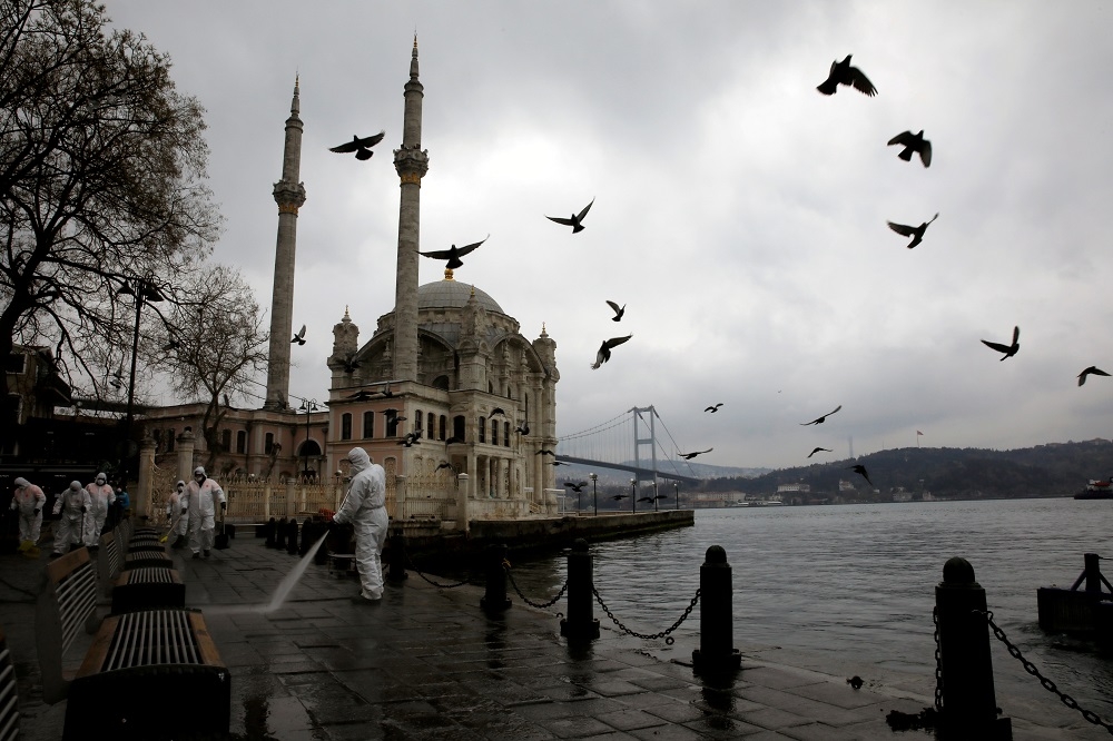 23日的伊斯坦堡「奥塔科伊清真寺」周邊進行消毒。（湯森路透）