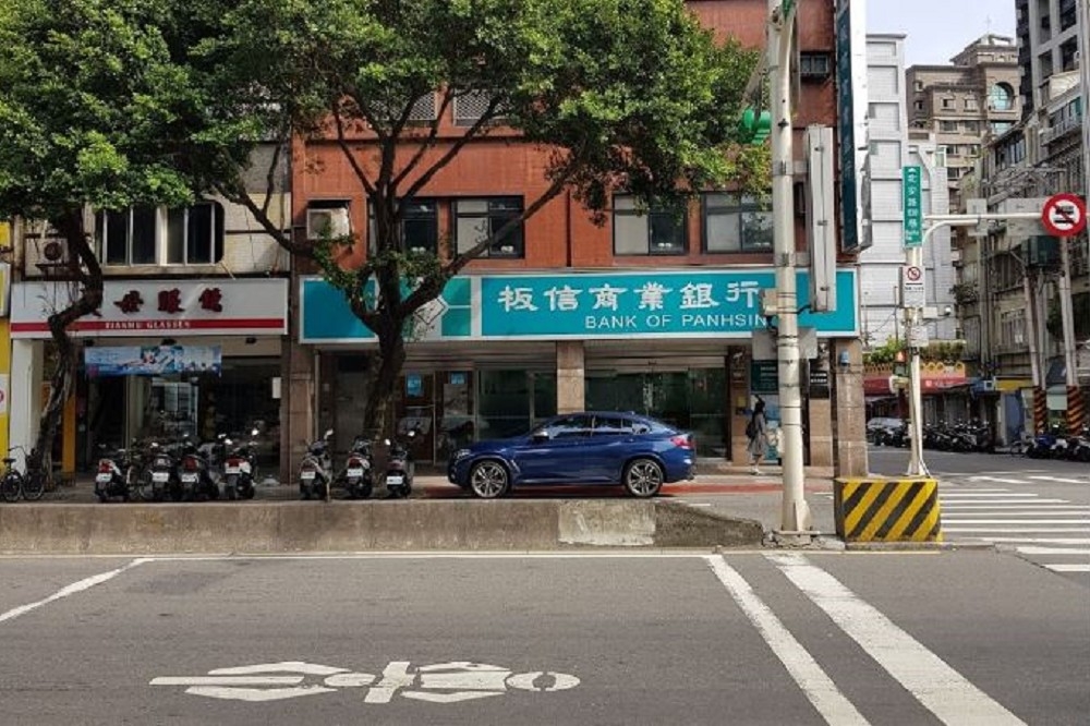 台北市中山區大直北安路的板信銀行，30日上午遭一名搶匪開持M16步槍搶劫得手80萬元現金；圖僅示意當事銀行，車輛均非當事車。（截自Google地圖）