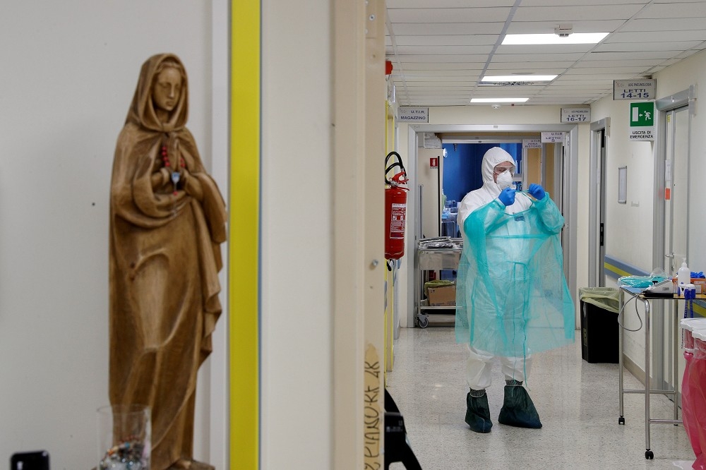 羅馬一間醫院的醫護人員正在穿戴防護衣。（湯森路透）