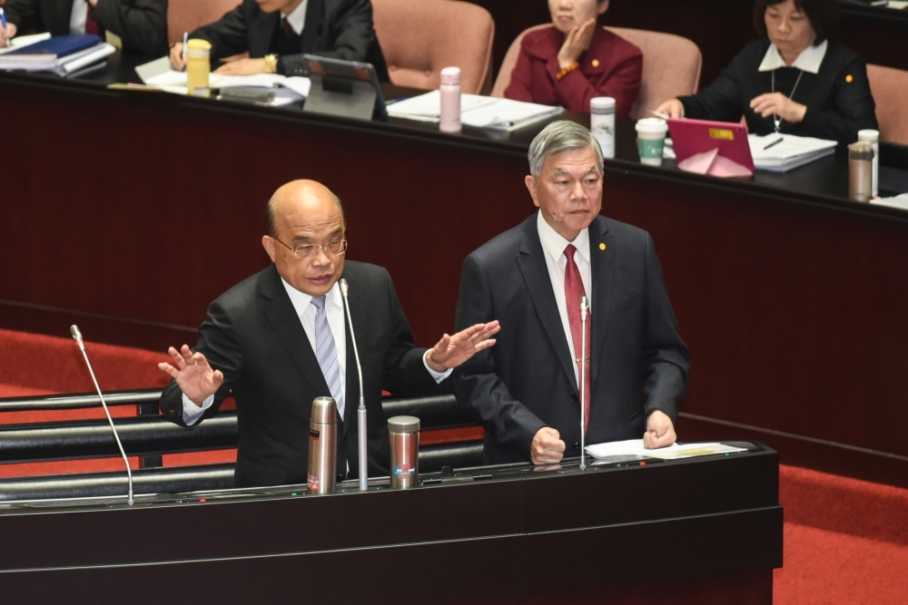 行政院長蘇貞昌（左）與經濟部長沈榮津（右）31日赴立院報告備詢。（蔣銀珊攝）