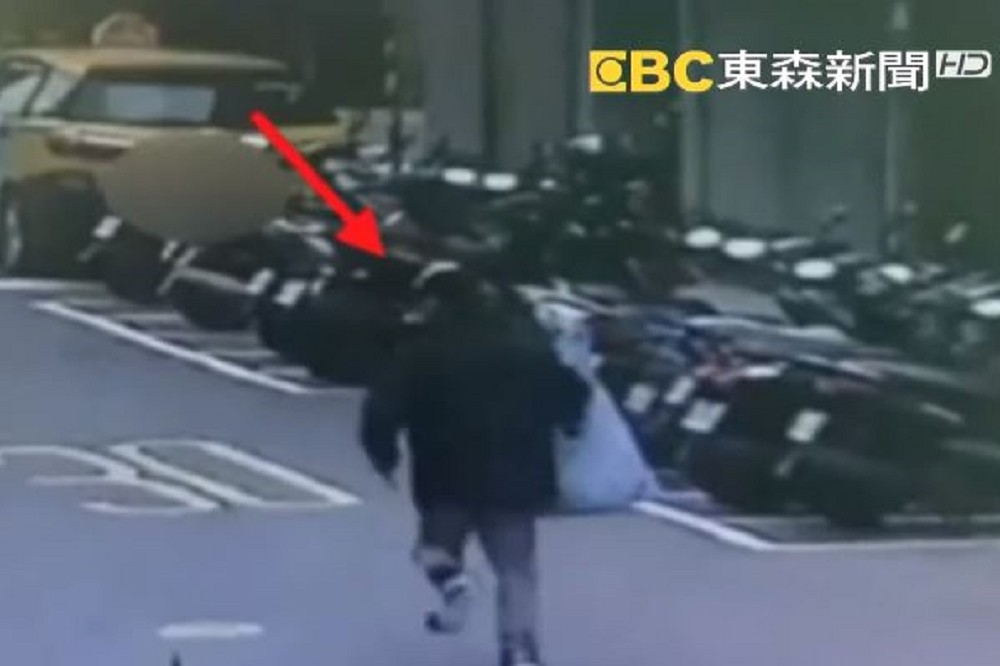搶匪搶了台北板信銀行近80萬元後，在路上奔跑，隨後便開著偷來的計程車逃逸。（畫面取自東森新聞）