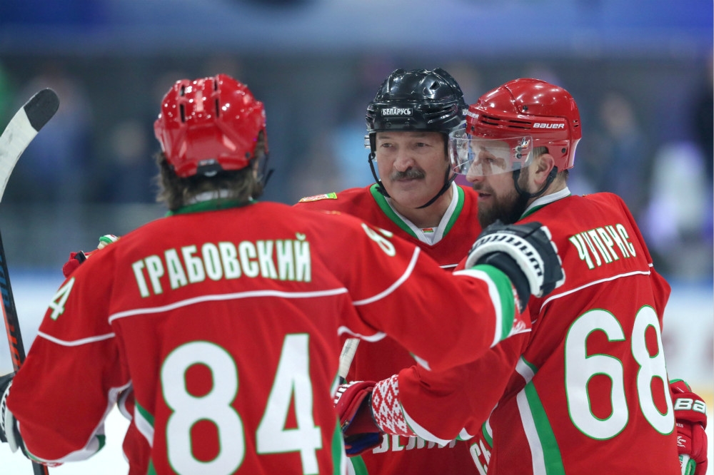 熱愛打冰球的白俄羅斯總統盧卡申科（中央），疫情期間照常下場打球。（湯森路透）