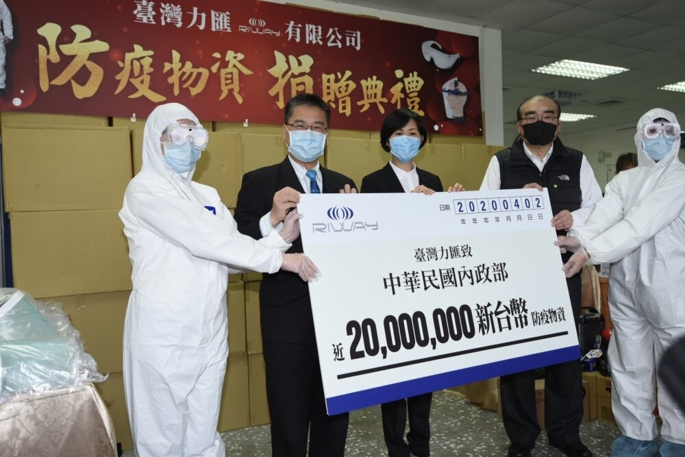 內政部長徐國勇2日出席台灣力匯的防疫物資捐贈儀式，此次共獲贈近2000萬元的防疫裝備。（蔣銀珊攝）