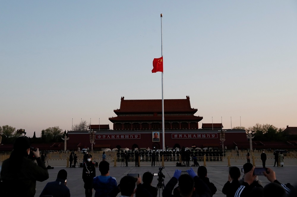 中國北京天安門廣場4日降半旗，為武漢肺炎死者哀悼。（湯森路透）