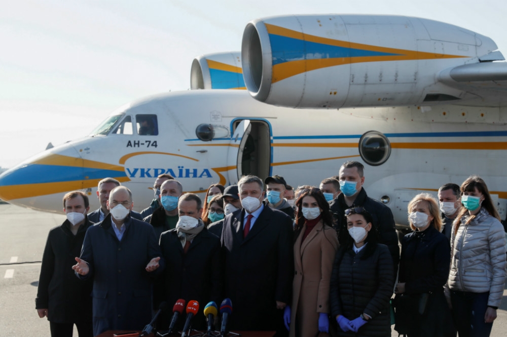 烏克蘭20名醫護人員啟程前往義大利協助對抗肺炎疫情。（湯森路透）