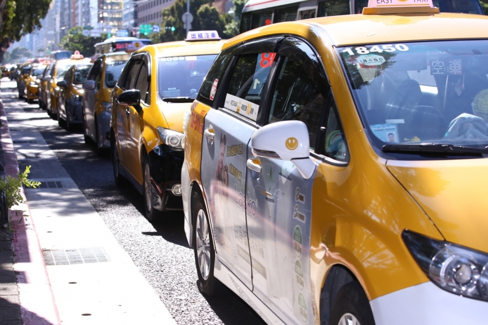 5日起，除了搭大眾運輸時要全程戴口罩外，乘客如果不戴口罩計程車司機也可拒載。（資料照片／王傳豪攝）