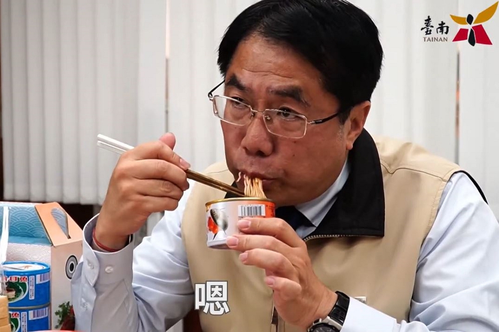 眼見武漢疫情讓全台泡麵熱賣，台南市長黃偉哲3月19推出首發吃播影片，讓台南各類特色乾麵成網購熱銷品。（翻攝自黃偉哲YouTube）