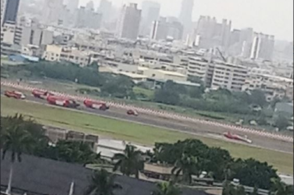 7號下午4點左右，高雄小港機場傳空勤總隊直升機墜落事件，圖中可見一架紅色直升機側躺於跑道上。（取自爆料公社）