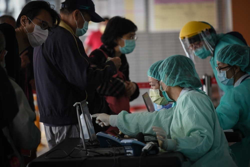 武漢肺炎疫情持續燒，台灣儘管有高達8成為輕症，但整體治癒率僅16%，遠不及中國、南韓、西班牙等嚴重疫區。（蔣銀珊攝）