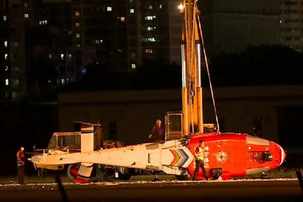 空勤總隊AS-365編號NA103海豚直升機墜落，運安會夜間進行調查，待拖離墜毀直升機後，小港機場才會恢復起降。（取自TVBS NEWS影音）
