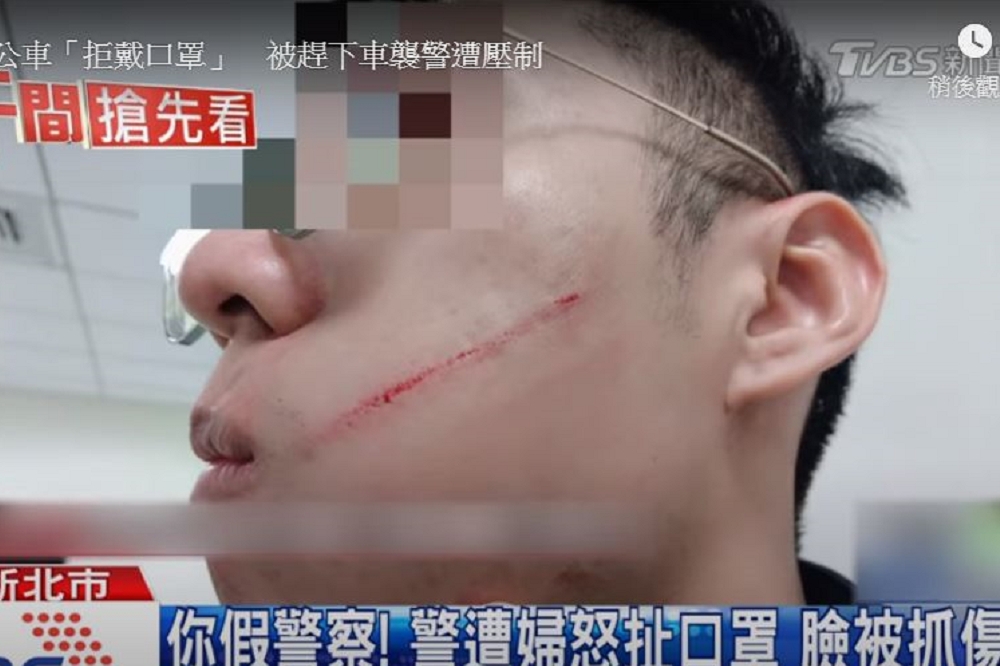 新北市1名黃姓婦人日前搭公車拒絕戴口罩，竟失控抓傷警員的臉。（取自tvbs youtube）