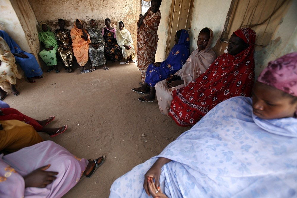 非洲蘇丹共和國懷孕婦女排隊就診。（湯森路透）