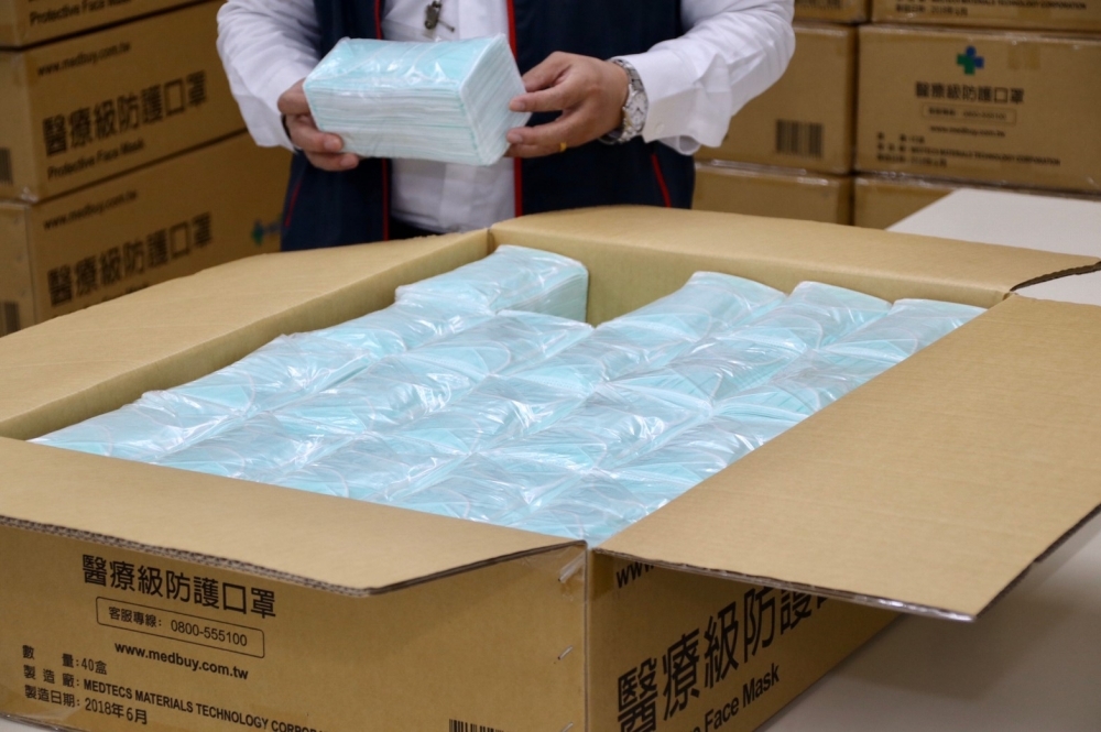 中華郵政公司表示，預期11日亦有大量郵寄口罩需求，因此全台288間郵局延長營業時間。（資料照片／沈粲家攝）