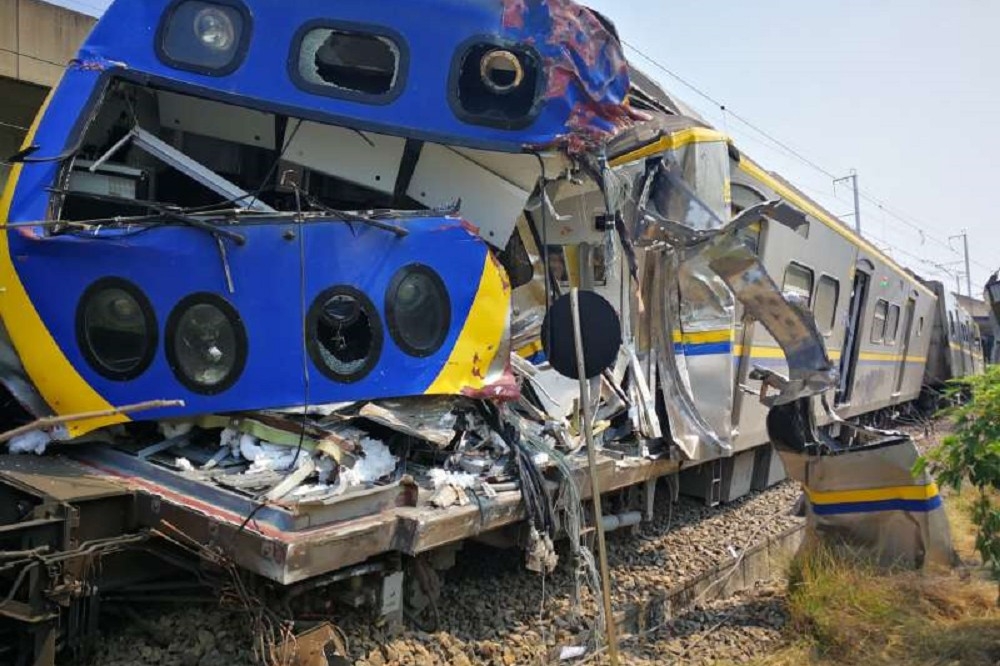 台鐵10日發生一起嚴重事故，聯結車闖入平交道，導致火車撞上聯結車，台鐵表示將向肇事者求償3.2億元。（台鐵提供）