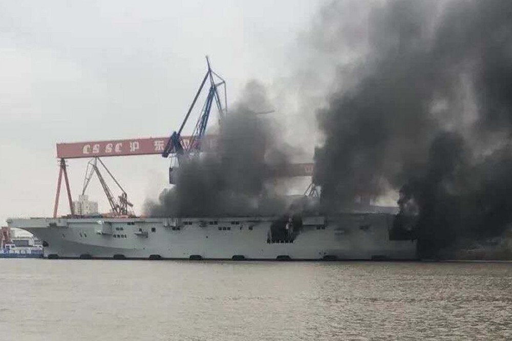 中國解放軍075型兩棲攻擊艦11日驚傳失火，船艦的尾部被燻黑。（取自鼎盛軍事）