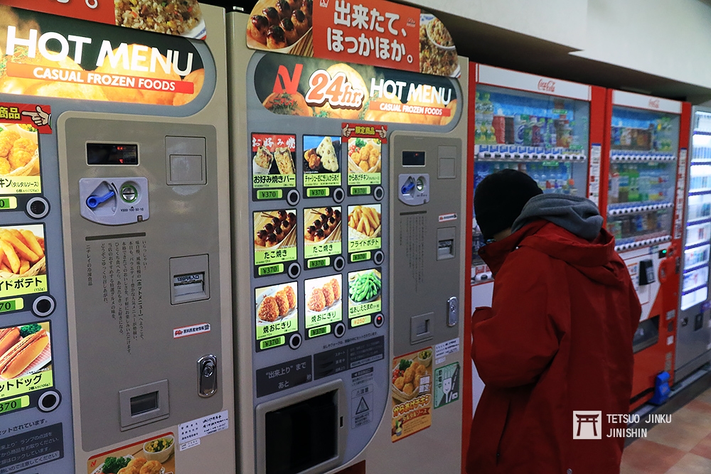 日本的自動販賣機不僅數量龐大，而且種類繁多，就連熱食都有。（陳威臣攝）
