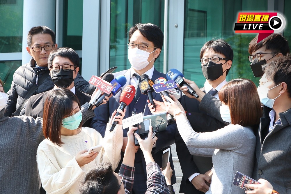 罷韓團體至台北高等行政法院遞狀。（王侑聖攝）