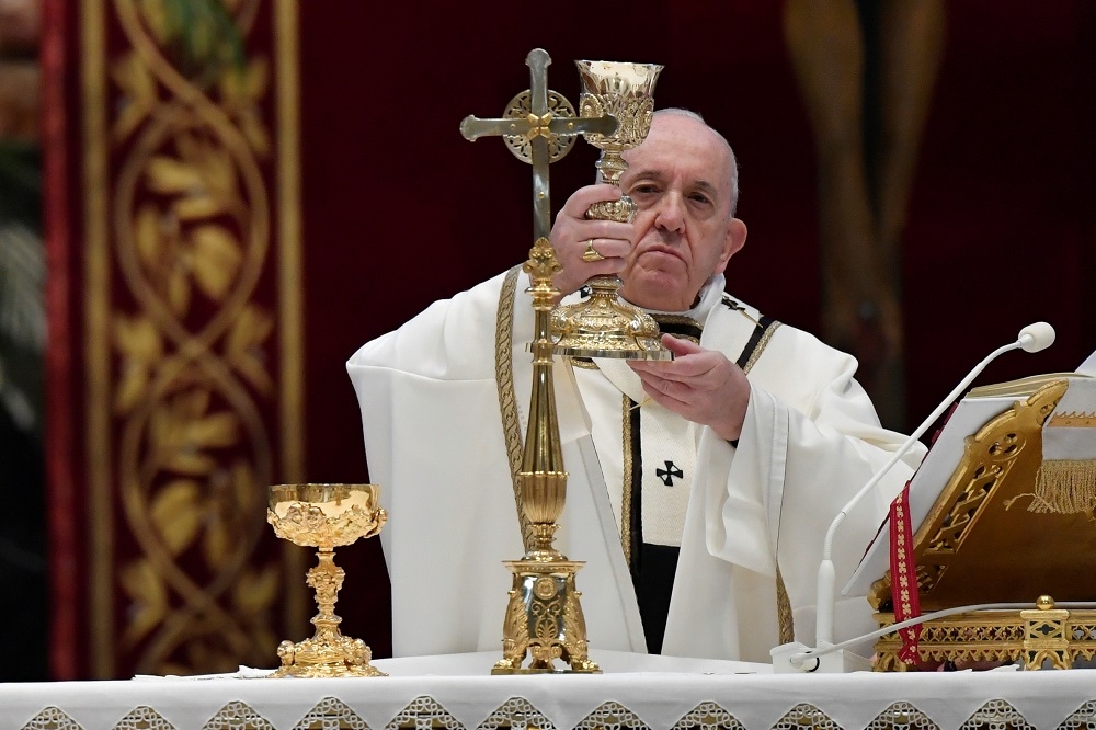 教宗方濟各在復活節彌撒中舉起聖杯。（湯森路透）