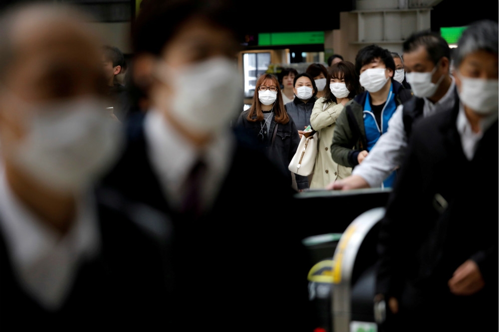 日本全國新冠肺炎確診病例不斷增加，以東京都最嚴重。（湯森路透）