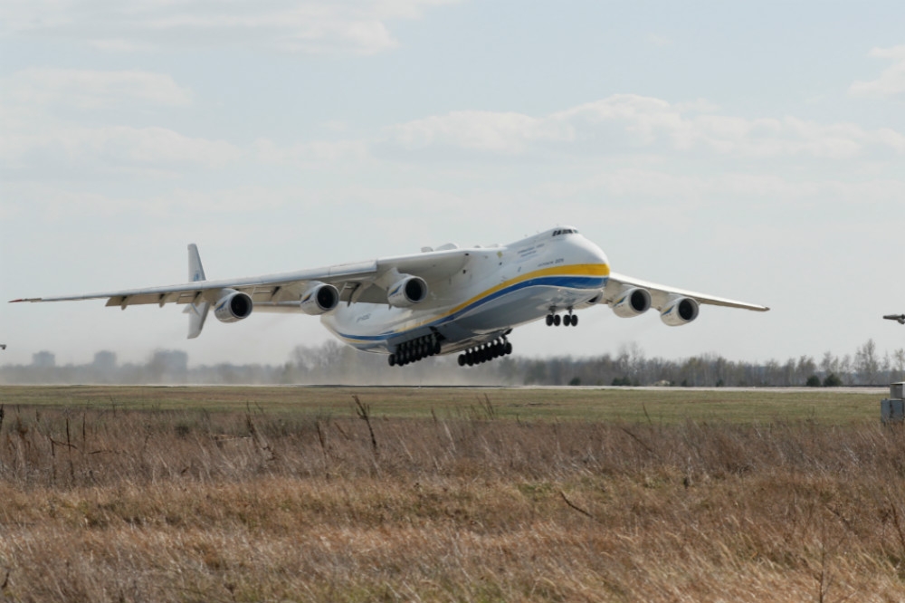 安225重型運輸機從烏克蘭基輔機場起飛。（湯森路透）