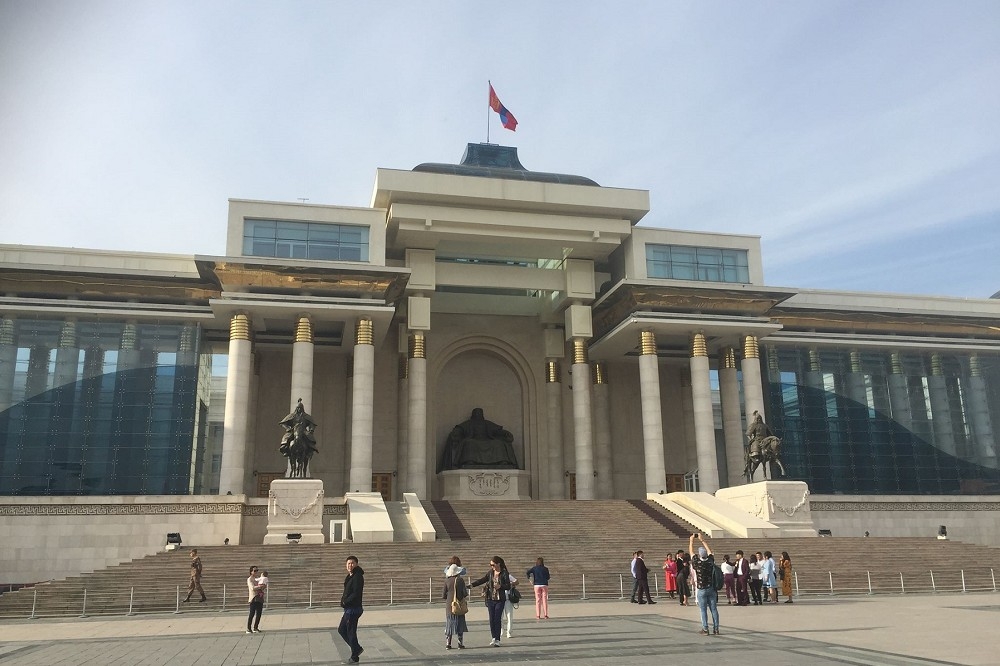 蒙古人民共和國成立後，首先把漢人取的首都名稱「庫倫」改為「烏蘭巴托」，即「紅色英雄」之意。（成吉思汗像端坐在烏蘭巴托市中心的政府大廈／作者提供）