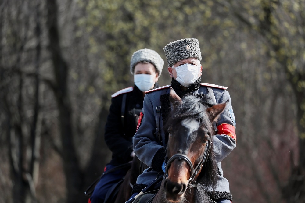 莫斯科近郊庫斯科沃莊園裡，「哥薩克」（Cossacks）戴著口罩巡邏。（湯森路透）