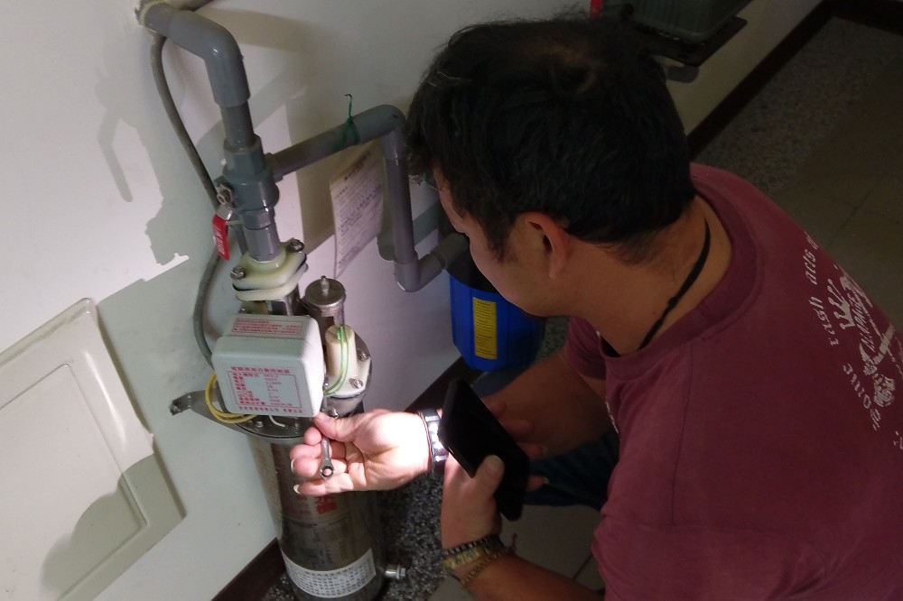 台中市有民眾居家檢疫期間找水電工到府維修，害得水電工目前在家自主健康管理。圖為水電工示意圖。（取自1111面試甘苦談）