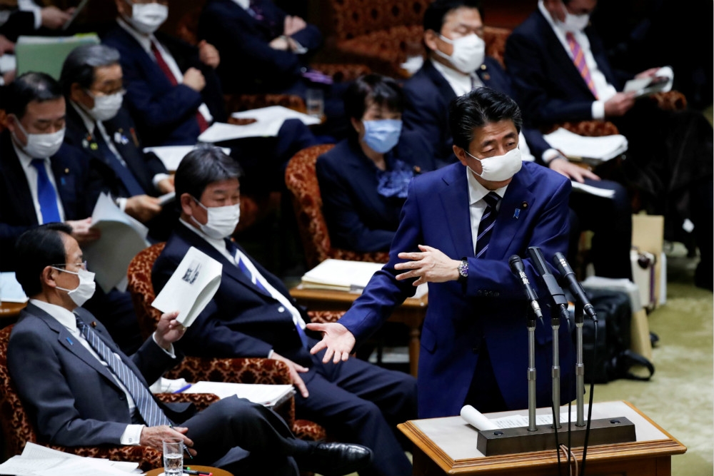日本首相安倍晉三（右站立者）前往國會報告施政。（湯森路透）