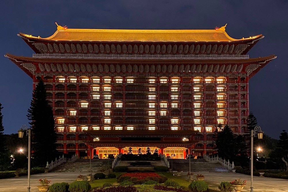 感謝台灣防疫團隊的努力，台北圓山大飯店在飯店正面用住房燈光拼出大大的「ZERO」字樣，告訴全世界台灣做到了！（取自圓山大飯店臉書）