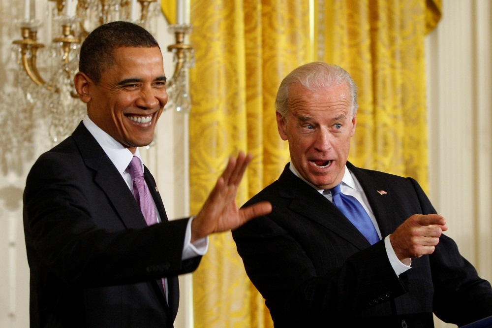 美國前總統歐巴馬（BarackObama）（左）及民主黨總統候選人拜登（Joe Biden）（右）。（湯森路透）