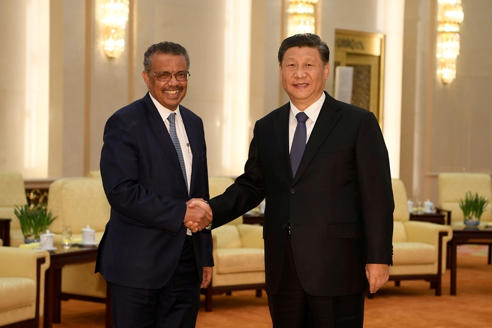 1月28日，WHO秘書長譚德塞（左）與中國國家主席習近平在北京人民大會堂會面（湯森路透）