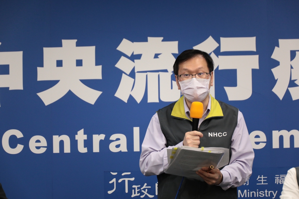 中央流行疫情指揮中心發言人莊人祥表示，華航CI011班機全機340人均採檢一次，目前已採檢326人。（疫情中心提供）