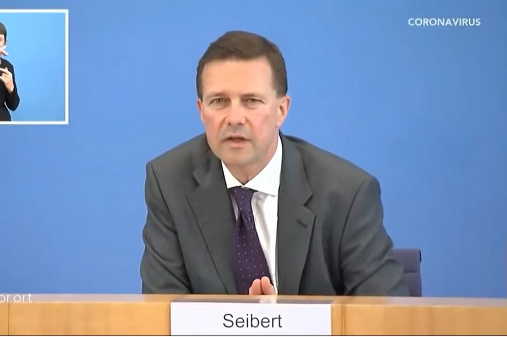 德國政府發言人賽柏特（Steffen Seibert）在記者會上被問及台灣口罩問題時，避談台灣二字，僅以「其他國家」的幫助形容。（取自ascendence Youtube）