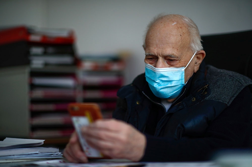 法國醫生謝奈年近99歲，但仍繼續為小鎮民眾服務。（湯森路透 ）