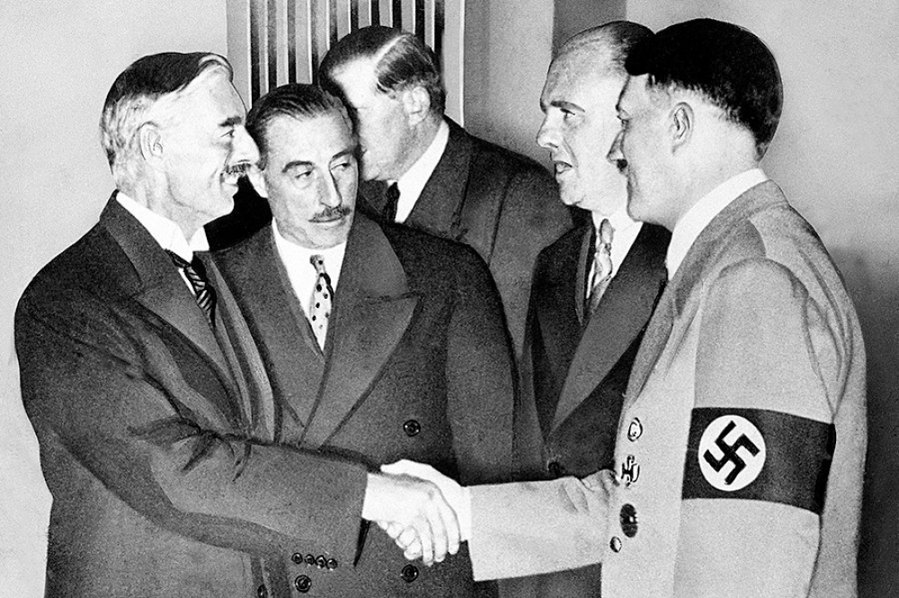 二戰時期，英國首相張伯倫（左）的綏靖政策把歐洲拱手交由德國宰割，直到英法同盟潰敗，然後張伯倫被迫下台換由邱吉爾上台，交給他的是一個死局。（資料照片／美聯社））