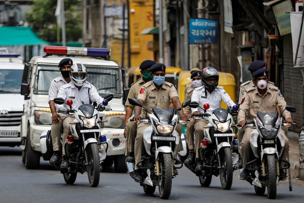 印度自3月25起實施全國禁足令，印度警察在街上巡邏。 （湯森路透）