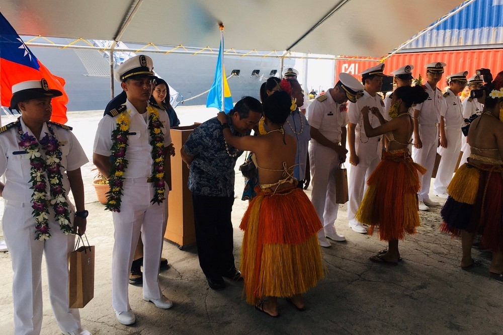 海軍副司令梅家樹稱官兵在帛琉期間全程配戴口罩，但根據我駐帛琉大使館臉書貼文照片，卻沒有一張看見官兵配戴口罩。（取自中華民國帛琉大使館臉書）