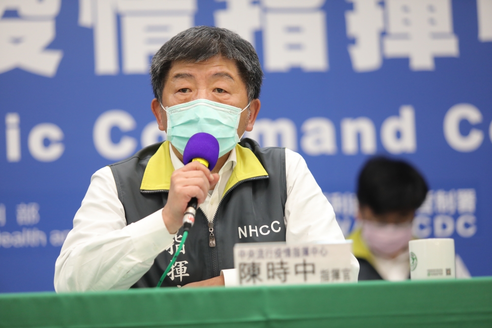 前衛生署長楊志良擔憂，台灣確診數少，意味有「抗體」的民眾不多。指揮官陳時中坦言，這確實是隱憂，盼疫苗儘速問世。（指揮中心提供）