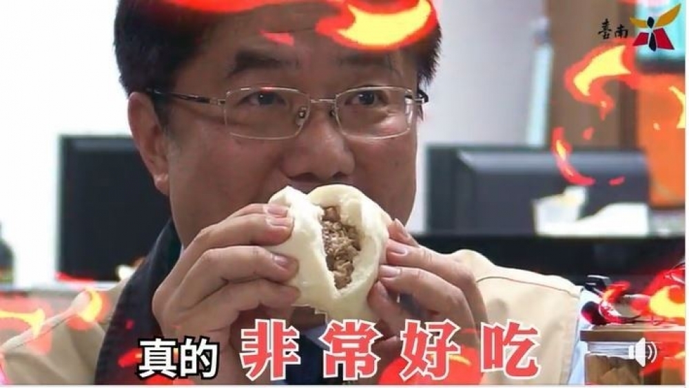 台南市長黃偉哲宣傳柳營牛奶肉包，扮起「吃貨」十分到位。(黃偉哲臉書)


