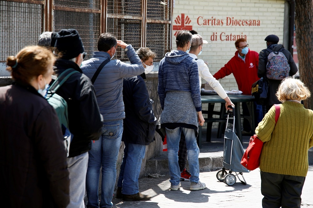 西西里島的卡塔尼亞（Catania），民眾排隊領取食物包。（湯森路透）