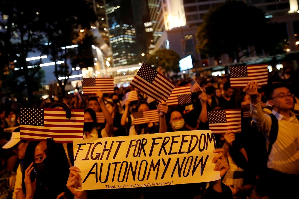 香港泛民主派批評港府屈服兩辦，扭曲《基本法第》22條。（湯森路透）
