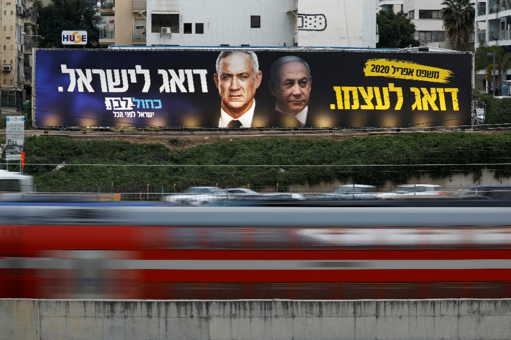 以色列兩大黨終於攜手組閣，納坦雅胡（右）與甘茨（左）將輪流擔任總理。（湯森路透）