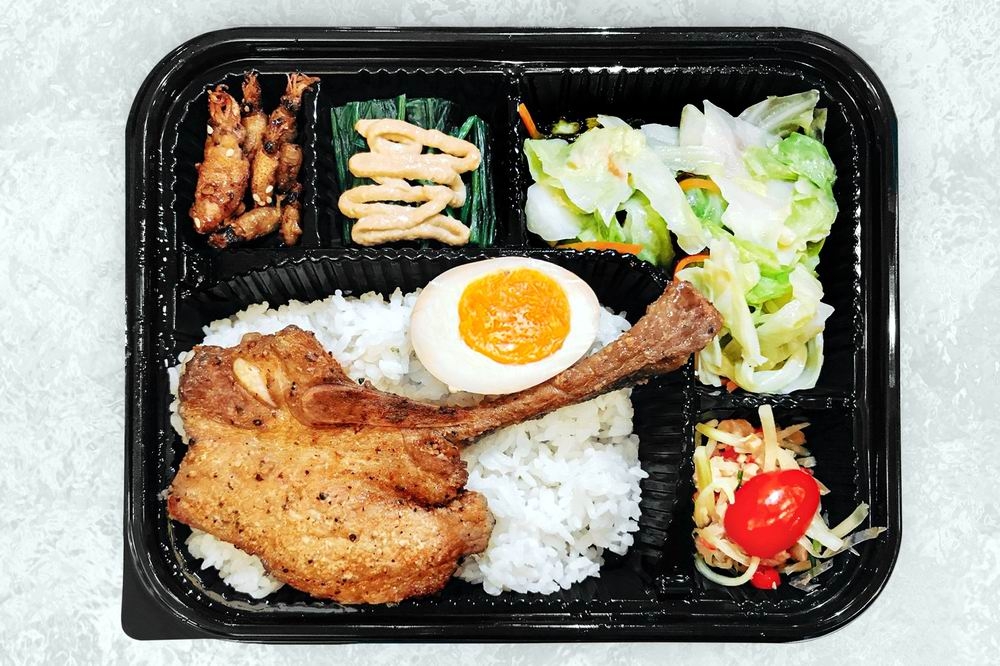 頂鮮台南擔仔麵名廚首推外帶餐盒，戰斧豬便當只要88元。（楊文琳攝）