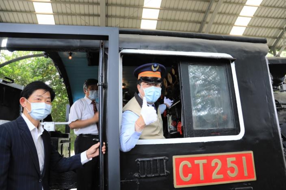 兩部具有歷史文物價值的蒸汽機關車DT652和CT251的修復與展示，擔任一日駕駛員的黃偉哲不忘溫馨提醒，愛它，不要傷害它(台南市政府提供)