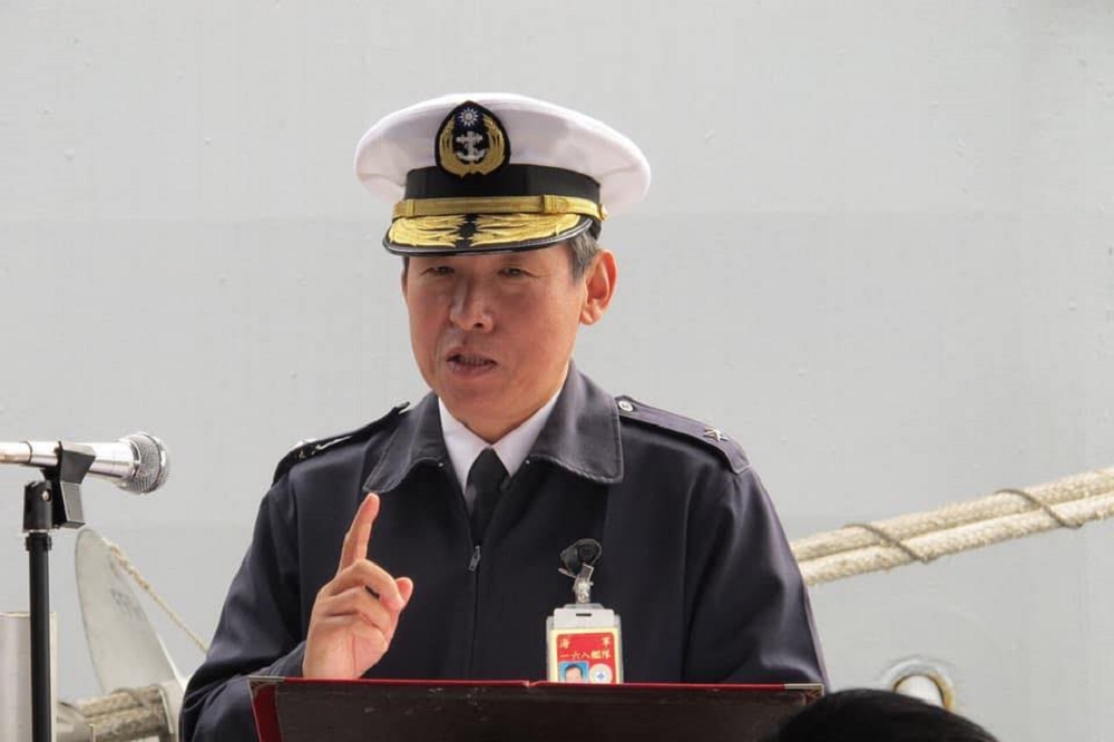 敦睦戰艦支隊長陳道輝遭調離現職，對此退役海軍少將張鳳強批評國防部長嚴德發是用屬下來墊背。（取自張鳳強臉書）