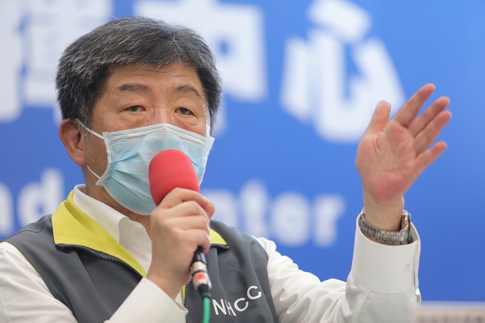高雄市長韓國瑜23日上午表示，針對國軍敦睦艦隊確診案，仍有24名拒絕配合市府進行疫調，若不配合將會開罰。對此陳時中則說，沒有法定義務要接受調查。（疫情中心提供）