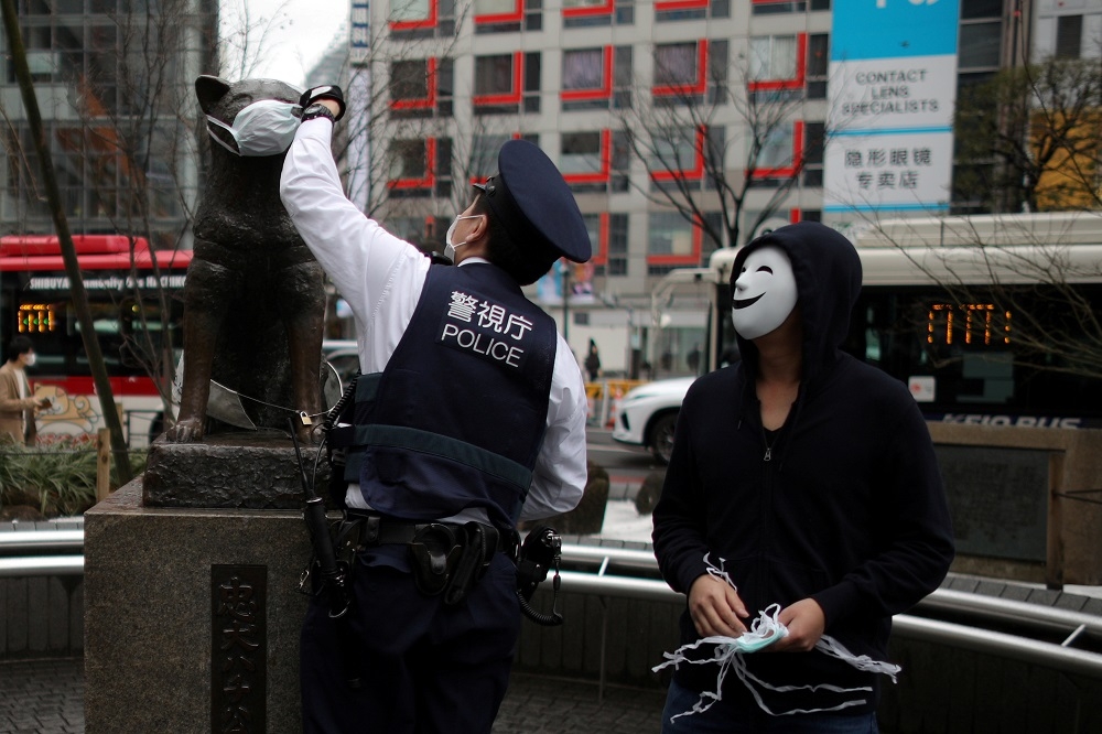 日本自3月中旬至今，已有73名警員確診。（湯森路透）